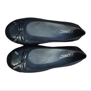 Women’s Vionic black ballerina style flat shoe. Size 6